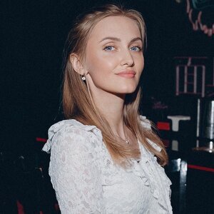 Яна Нелюбова