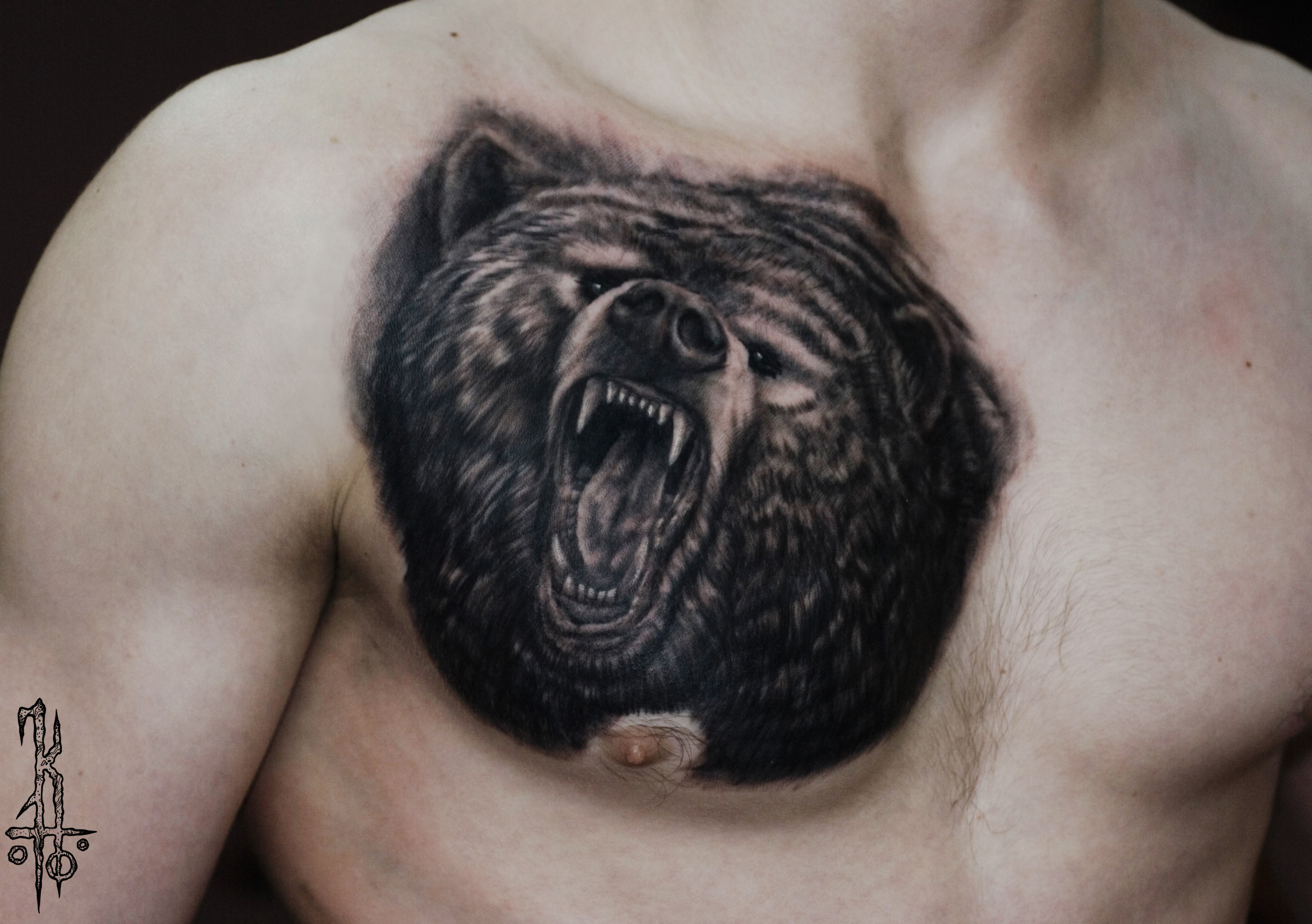 Тату медведь на груди для мужчин